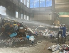 令和5年12月04日リサイクルプラザ「プラットホーム」で発生した火災を職員が消火する様子