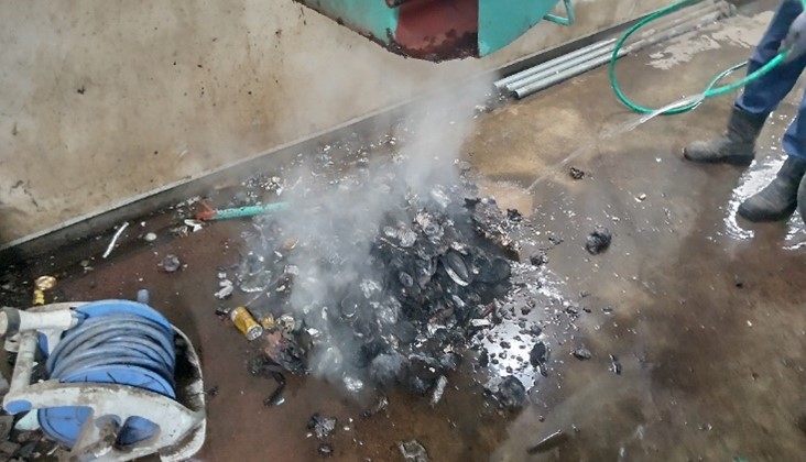 令和6年01月23日 リサイクルプラザ「高速回転式破砕機」で起きた火災で真っ黒になったゴミを消火する様子