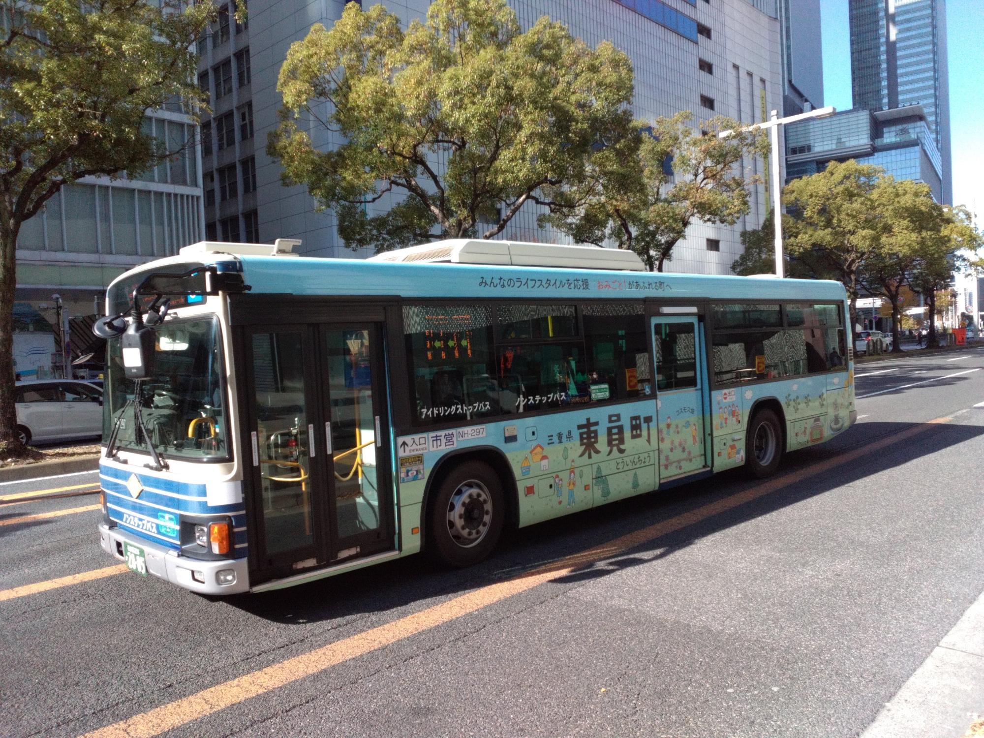 名古屋市内を走る東員町のポスターデザインにラッピングされた名古屋市営バスの横から撮影した画像