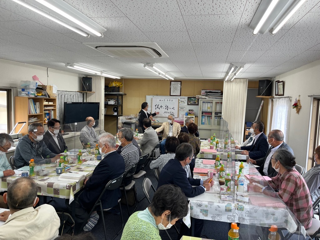 議会と語ろう会で意見交換をしている町民と議員の写真