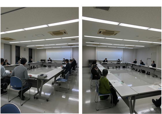 （左）明るい室内で四角く並べられた机に向かって座る数名の人達を右後方から撮った写真、（右）明るい室内で四角く並べられた机に向かって座る数名の人達を左後方から撮った写真