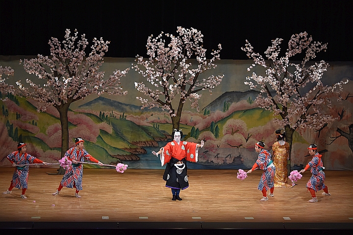 子供たちが舞台で演舞を行っているこども歌舞伎公演の写真