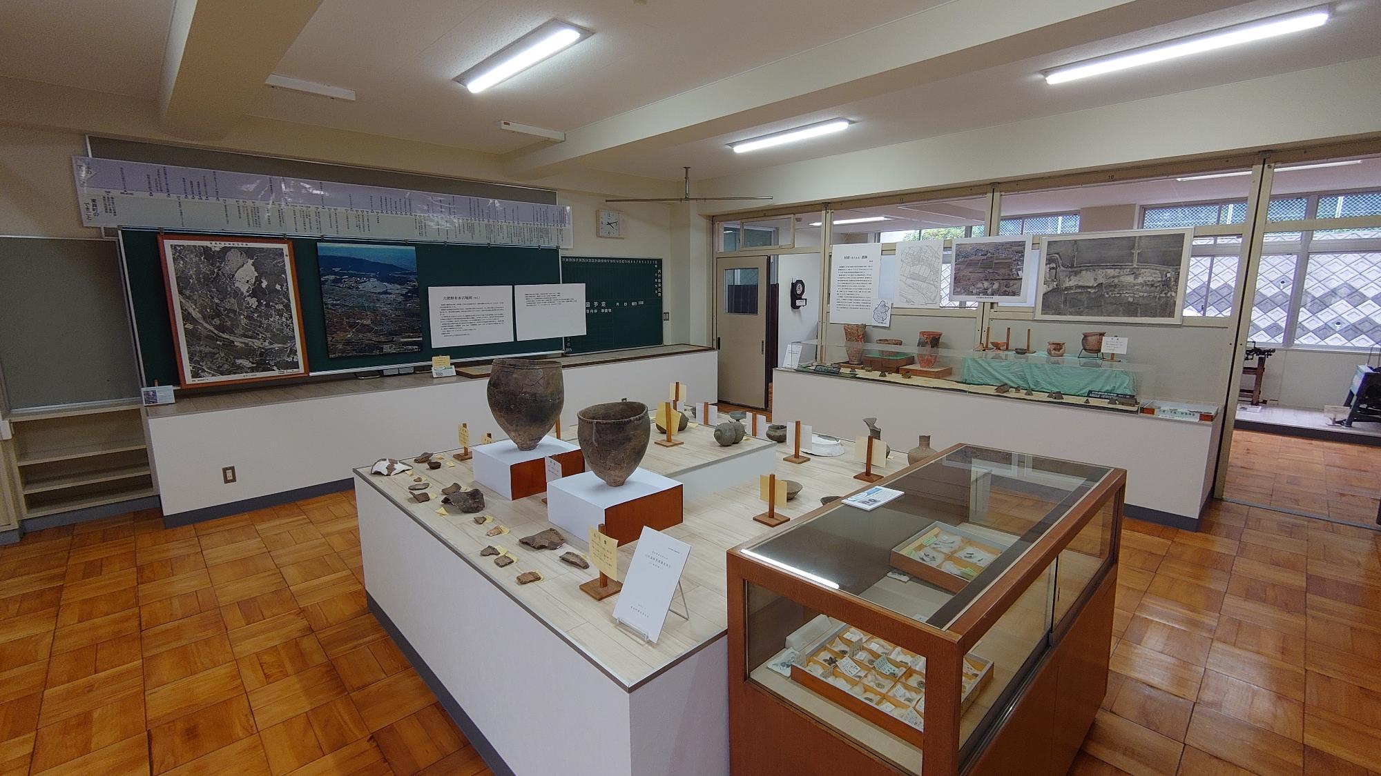 発掘出土品を展示している元教室を利用した東員町郷土資料館内部の写真1