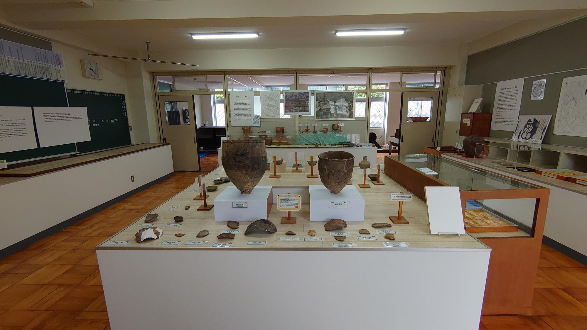 発掘出土品を展示している元教室を利用した東員町郷土資料館内部の写真2