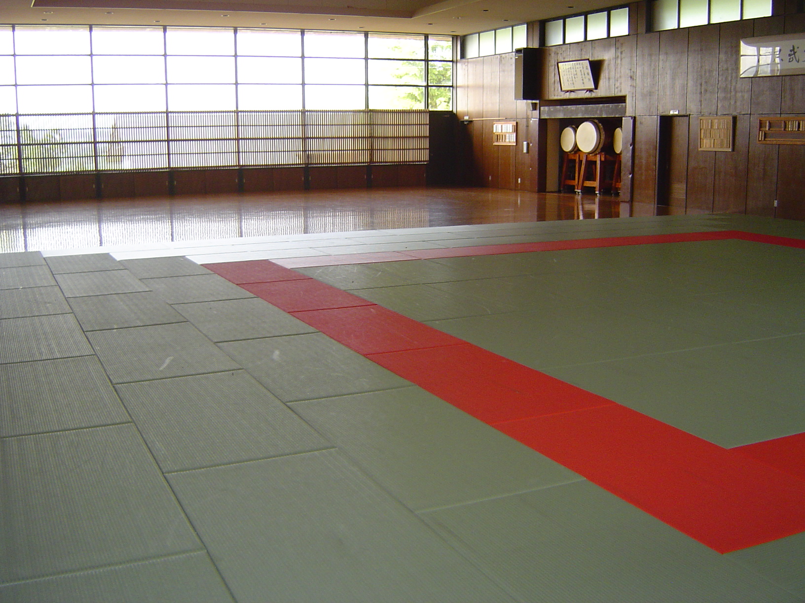 東員町武道館の畳と窓と太鼓が写っている写真