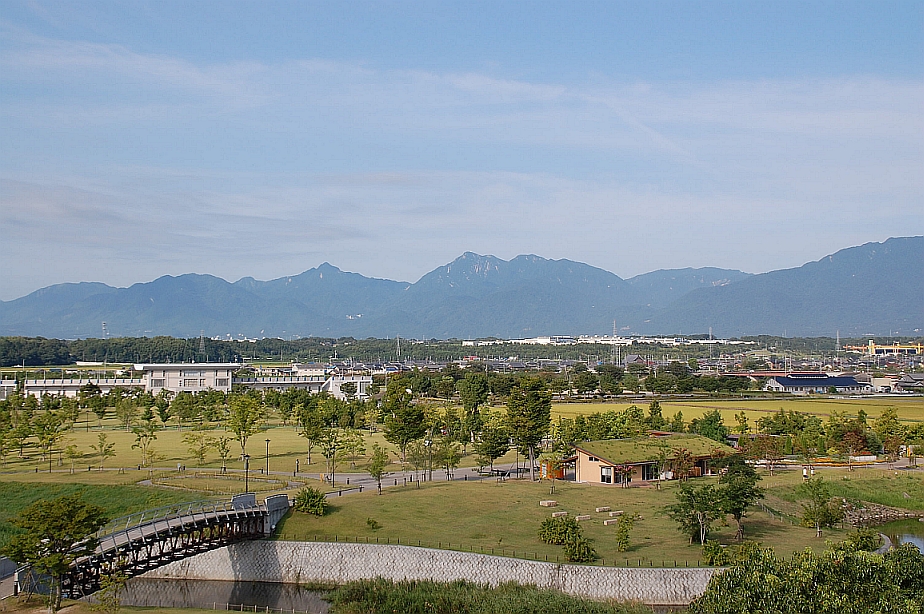 遠くの山々を背景に手前に川が流れる東員町の写真