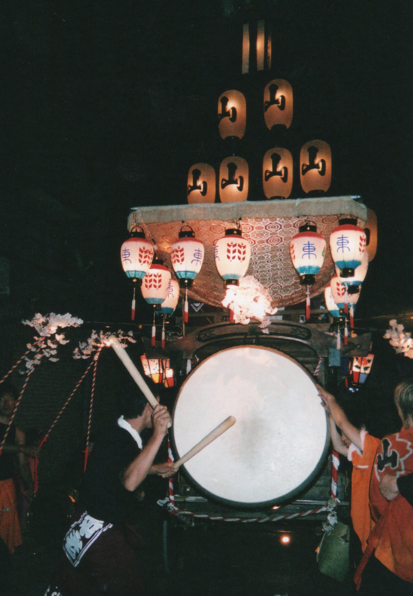 山田山車で太鼓をたたいている写真