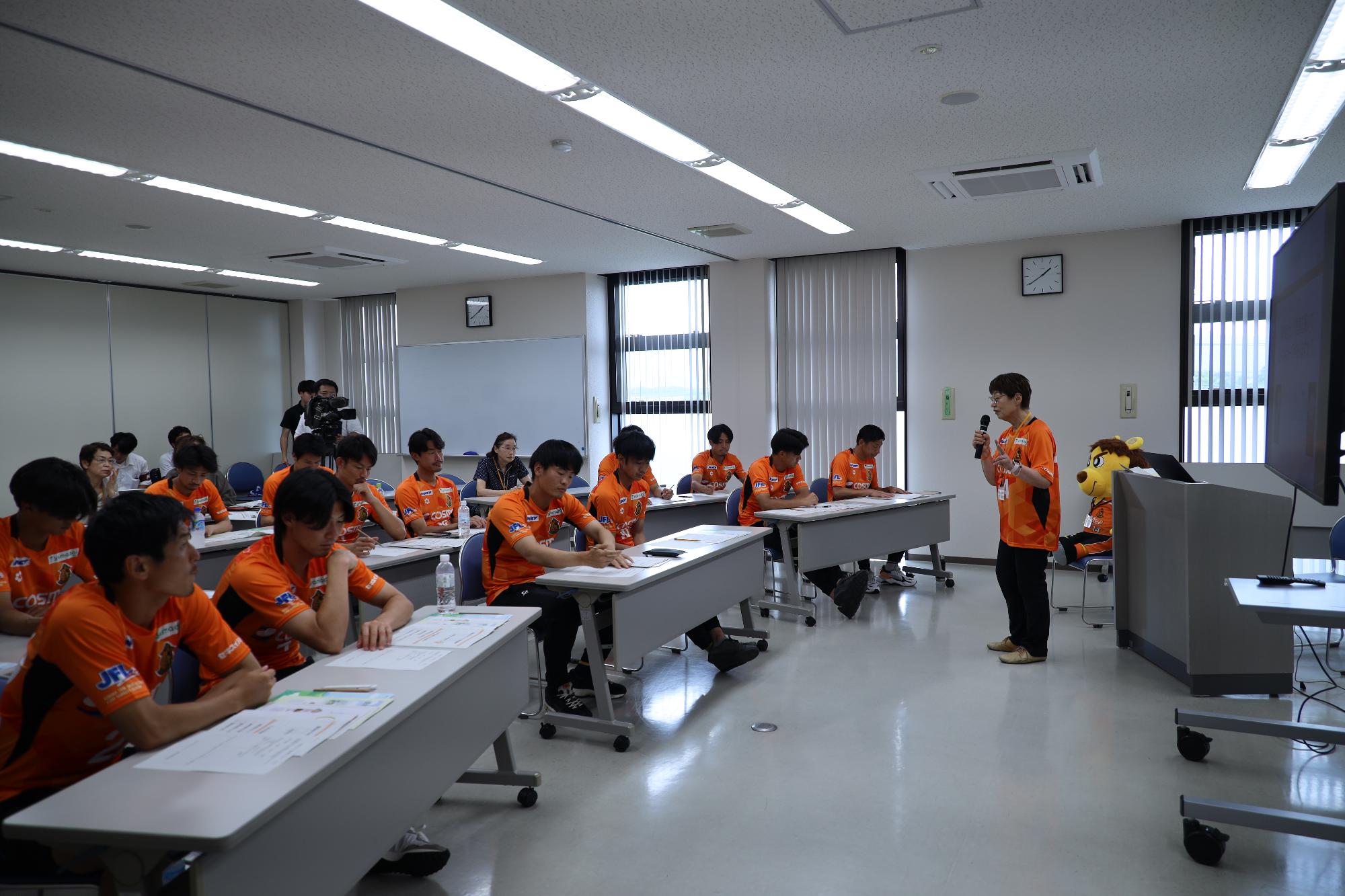 認知症サポーター養成講座を受講するヴィアティン三重の選手
