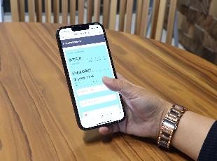 スマホを持つ手