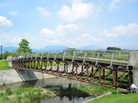 左岸と右岸をつなぐ鉄製の連絡橋の写真