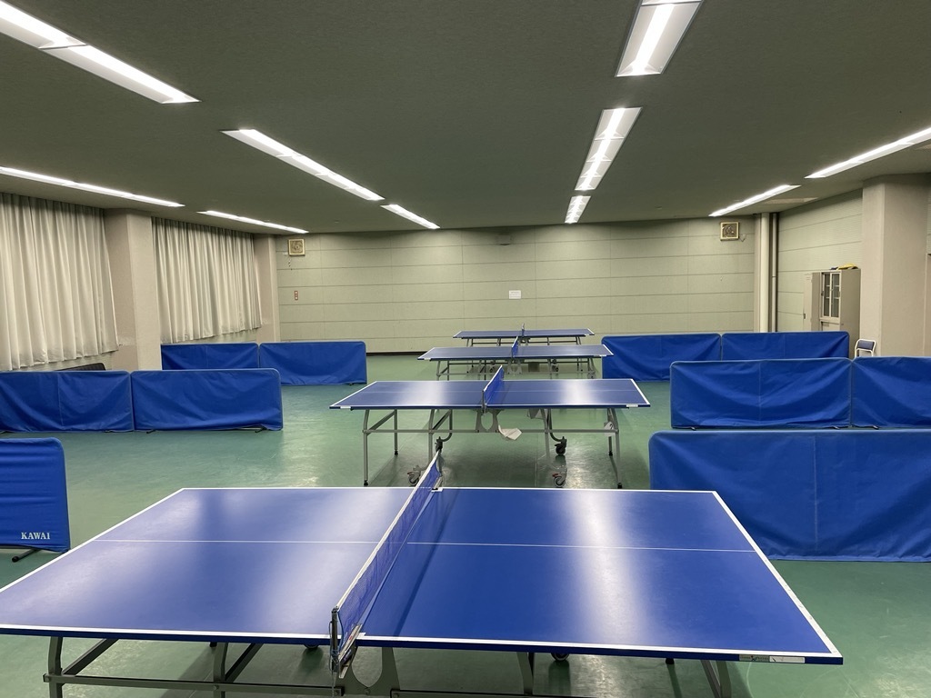 4台の卓球コートが真ん中に写っている東員町体育館卓球室の写真