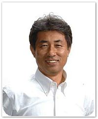 白いシャツを着た水谷俊郎町長の上半身の肖像写真