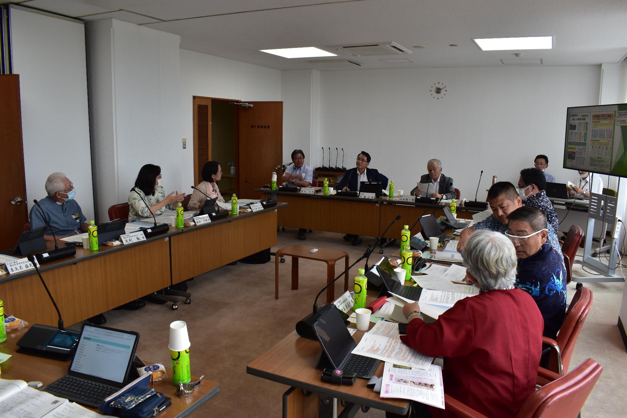 お互いに意見交換し真剣なまなざしで発言者を見る議員たち