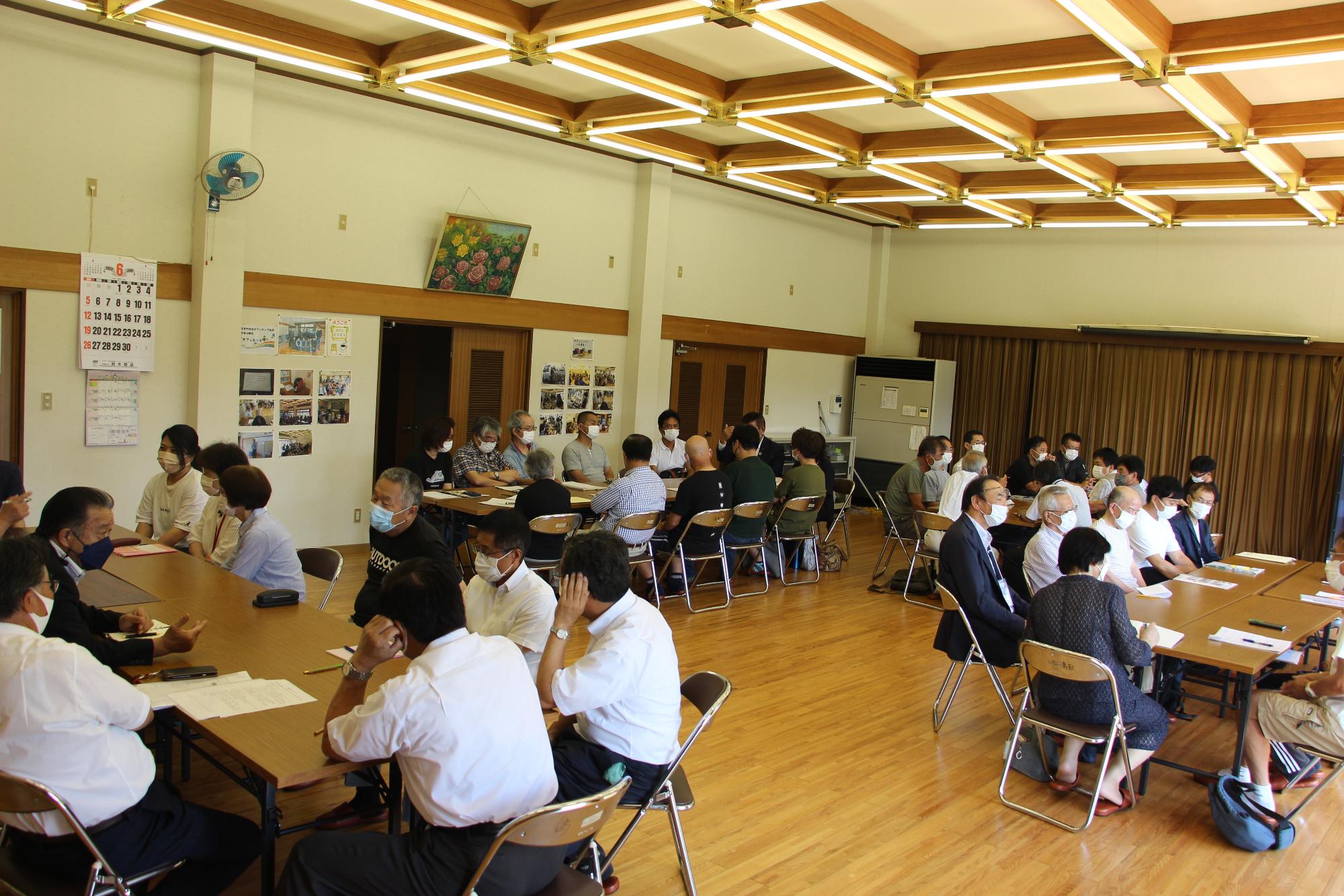 鳥取自治会のテーブルに町民と議員が報告や意見交換をしている写真