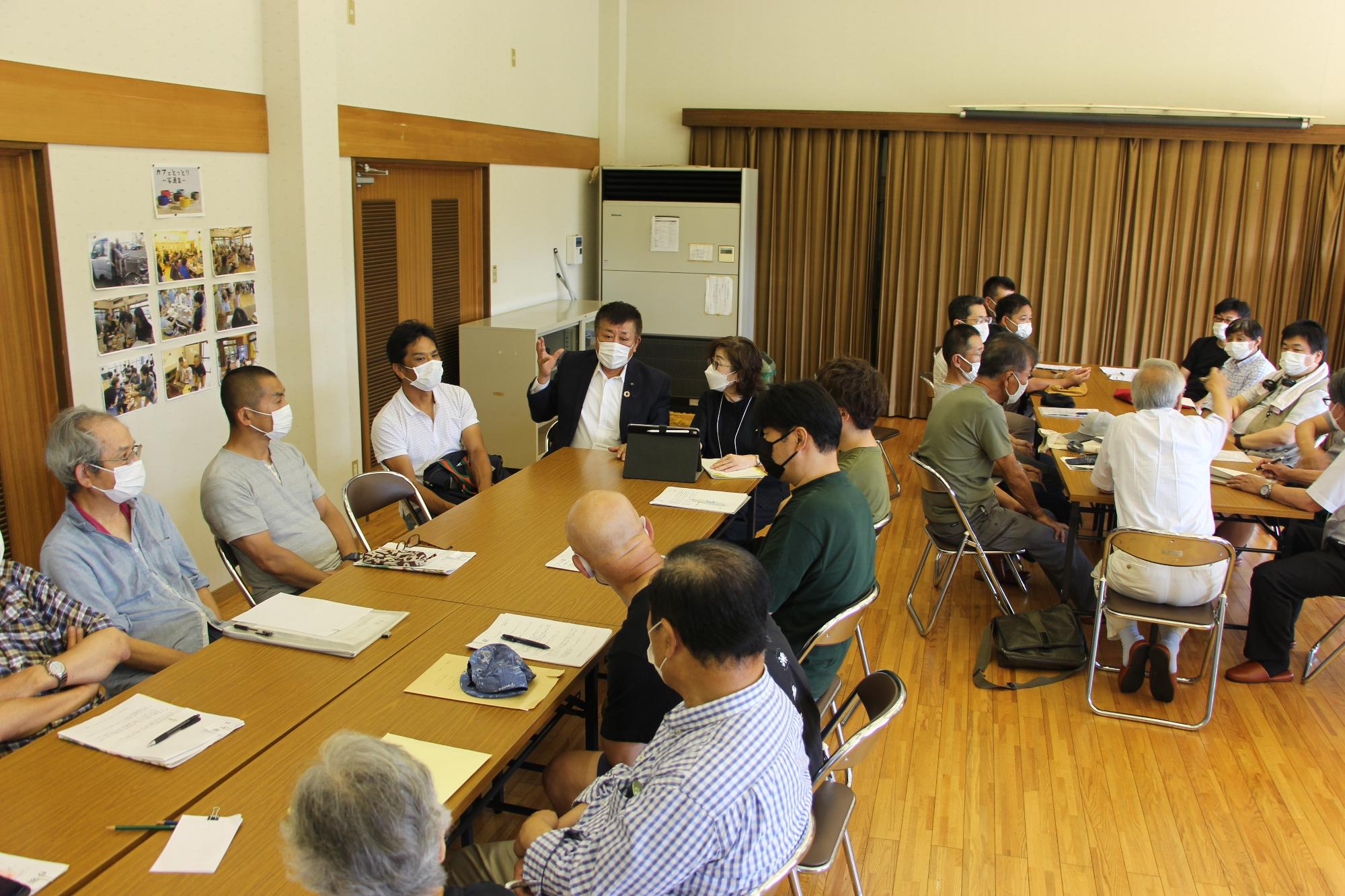 1人意見を真剣に聞き入る町民議員の写真