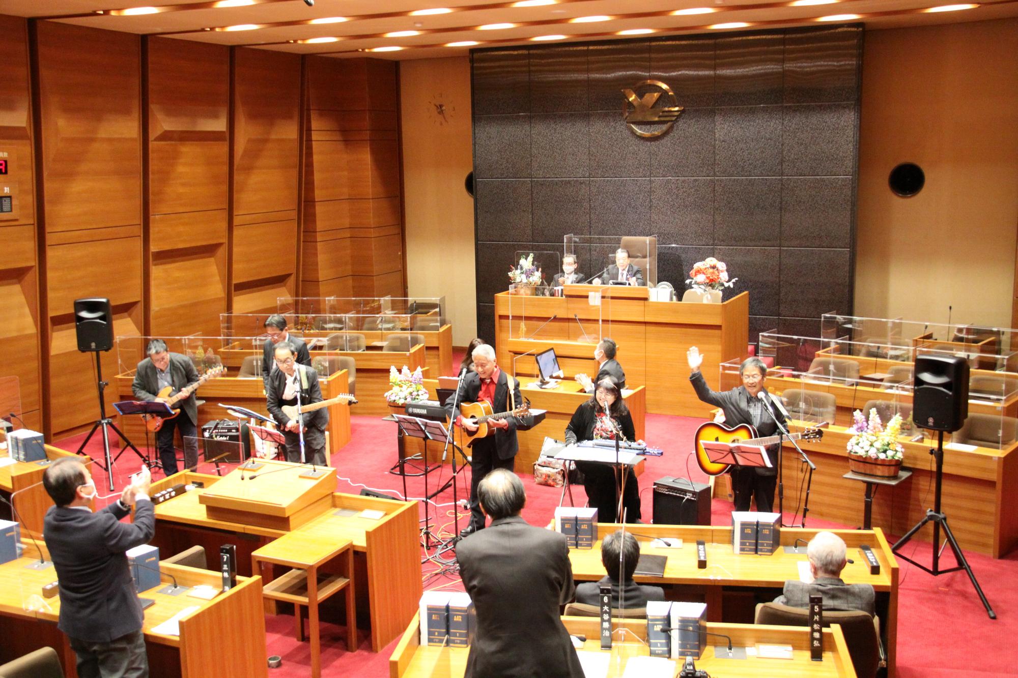 実際に議場で演奏している写真