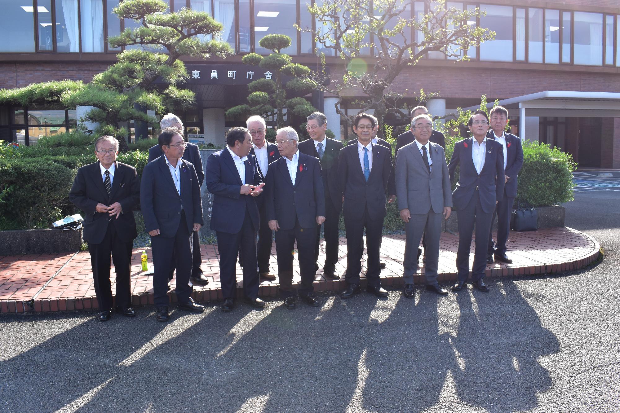 岩手県北部地区町村議会議長会と記念撮影