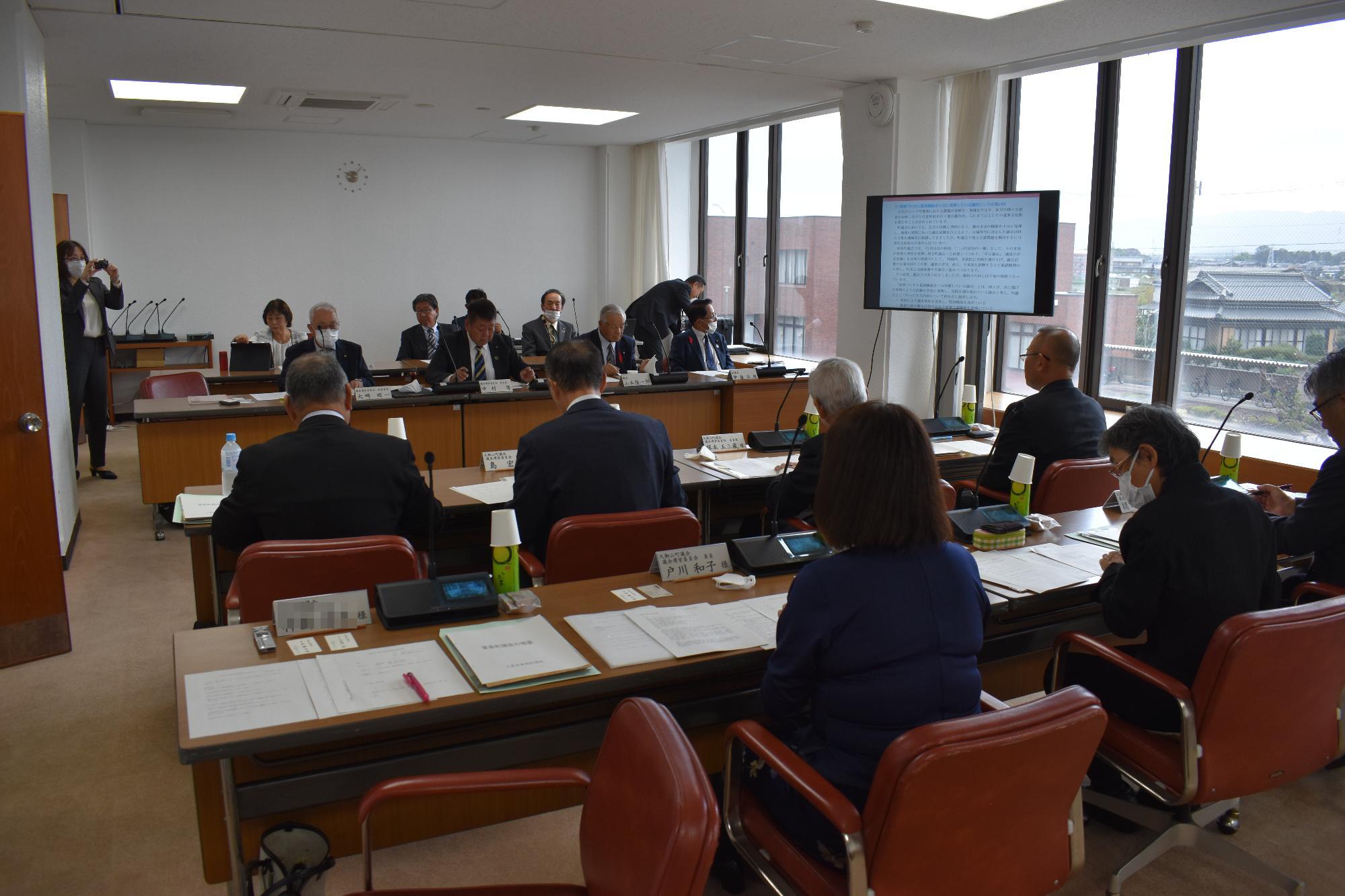 京都府久御山町議会視察研修の様子