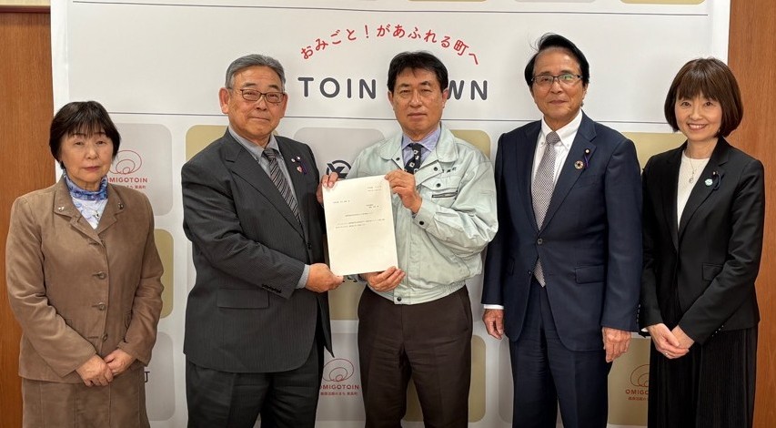 総務建設常任委員会からの提言書を受け取る町長