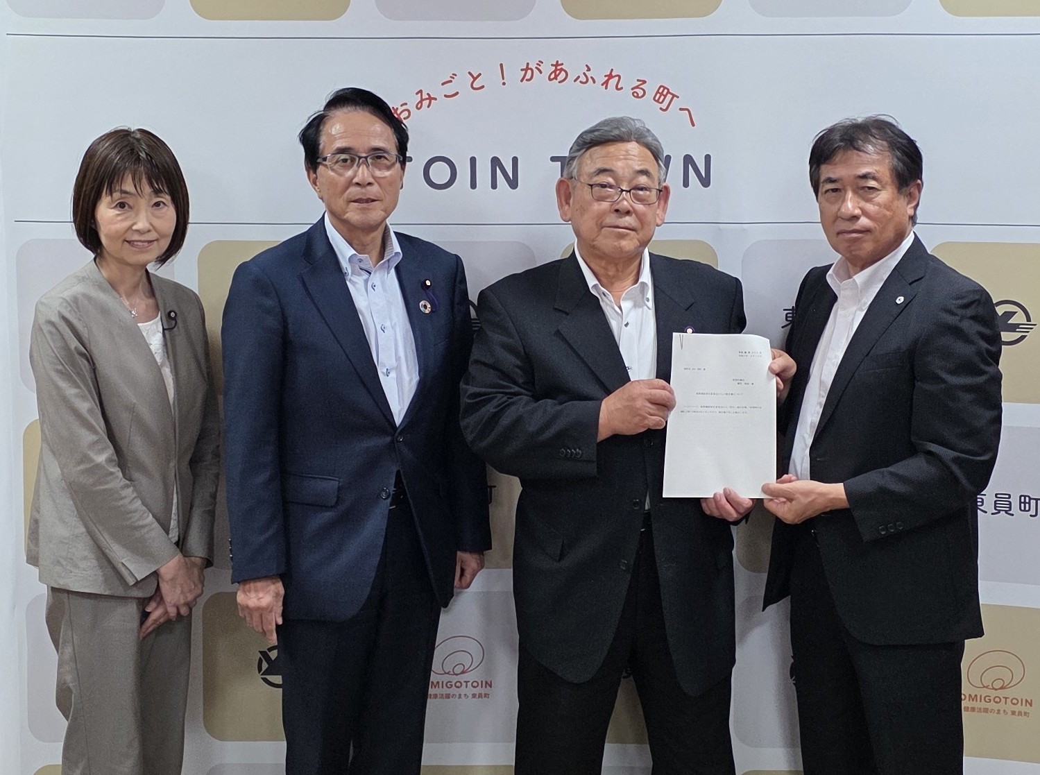 総務建設常任委員会からの提言書を受け取る町長