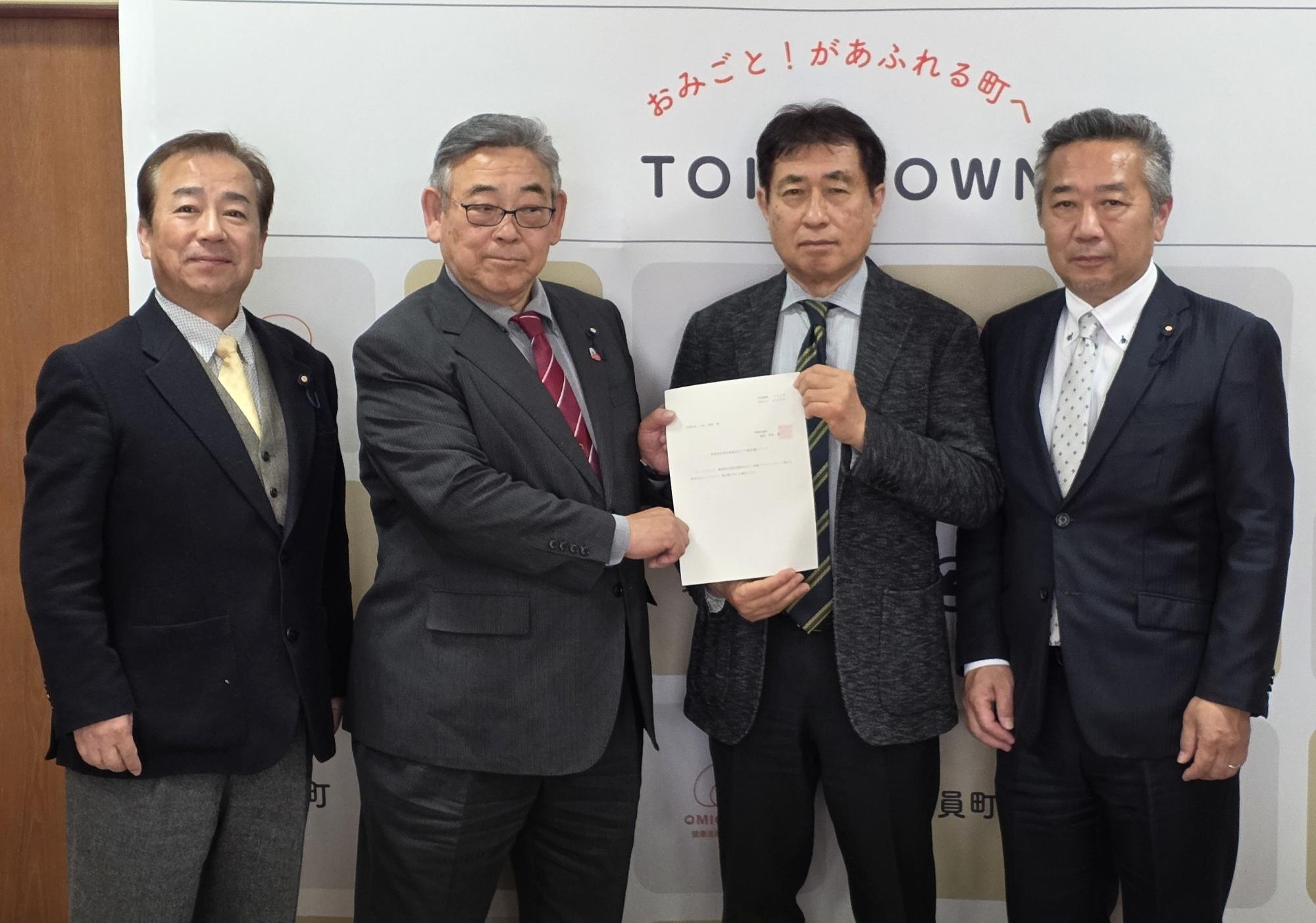 総務建設常任委員会からの提言書を受け取る町長