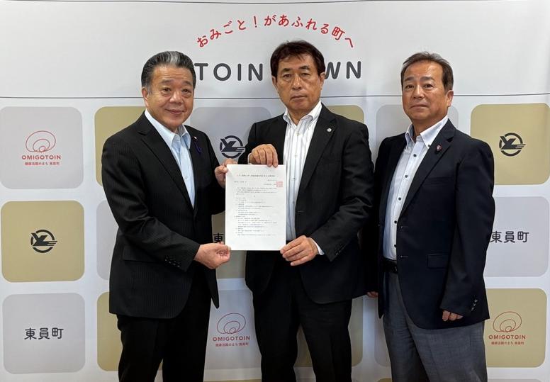 議長からの要望書を受け取る町長